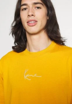 Karl Kani SMALL SIGNATURE ESSENTIAL TEE UNISEX - T-Shirt Basic - Dark Yellow -Outlet KARL KANI Store 6295b3595eff4ad48bfc909f6496fd40