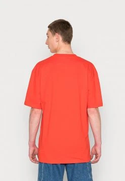 Karl Kani UNISEX SMALL SIGNATURE ESSENTIAL TEE - T-Shirt Basic - Red 4 Karl Kani UNISEX SMALL SIGNATURE ESSENTIAL TEE - T-Shirt Basic - Red -Outlet KARL KANI Store 62c77450a6ee4a17aa679bbad7dfd1ba