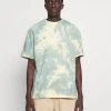 Karl Kani SIGNATURE TIE DYE TEE UNISEX - T-Shirt Print - Light Yellow 1 Karl Kani SIGNATURE TIE DYE TEE UNISEX - T-Shirt Print - Light Yellow -Outlet KARL KANI Store 63c0593f1d4e4aa49917823ba4c6c6d2