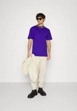 Karl Kani SMALL SIGNATURE TAPE TEE UNISEX - T-Shirt Print - Lilac 8 Karl Kani SMALL SIGNATURE TAPE TEE UNISEX - T-Shirt Print - Lilac -Outlet KARL KANI Store 6770d74629024a048d95f45b9ea50313