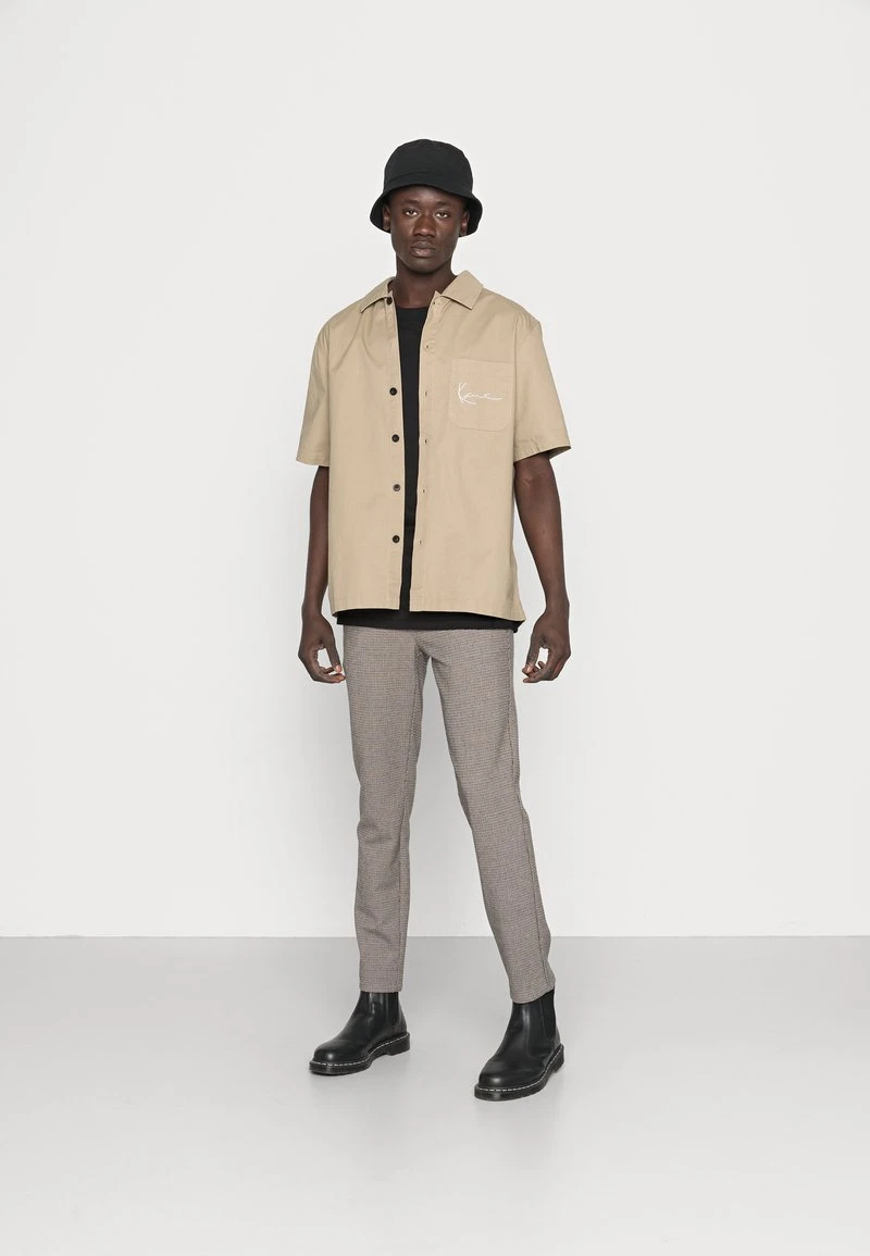 Karl Kani CHEST SIGNATURE SHORT SLEEVE - Hemd - Military Green, Herren 4 Karl Kani CHEST SIGNATURE SHORT SLEEVE - Hemd - Military Green, Herren – Bild 2