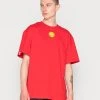 KARL KANI X SMILEY® SMALL SIGNATURE TEE UNISEX - T-Shirt Basic - Red 1 KARL KANI X SMILEY® SMALL SIGNATURE TEE UNISEX - T-Shirt Basic - Red -Outlet KARL KANI Store 68ec9bf8b9674fd588934d67fc0b002b