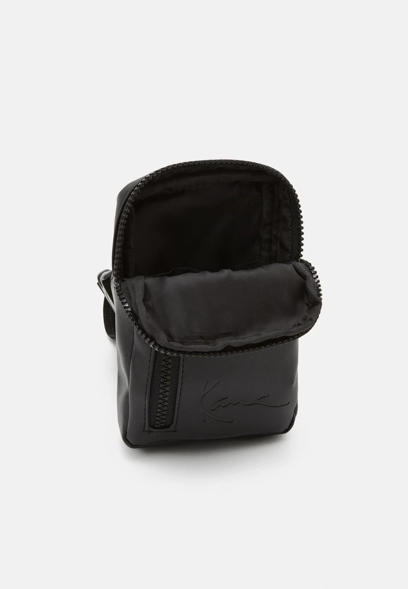 SIGNATURE CROSSBODY BAG UNISEX - Umhängetasche - black Karl Kani SIGNATURE CROSSBODY BAG UNISEX - Umhängetasche - Black -Outlet KARL KANI Store 6a646bf41b8a49ae951716b8cb7ed769