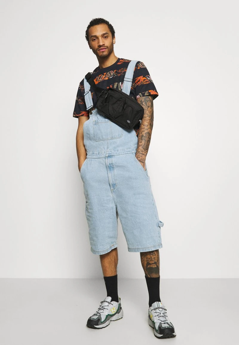ORIGINALS DUNGAREE - Shorts - light blue Karl Kani ORIGINALS DUNGAREE - Shorts - Light Blue, Herren -Outlet KARL KANI Store 6c477716c50345cfad360addd655b2fc