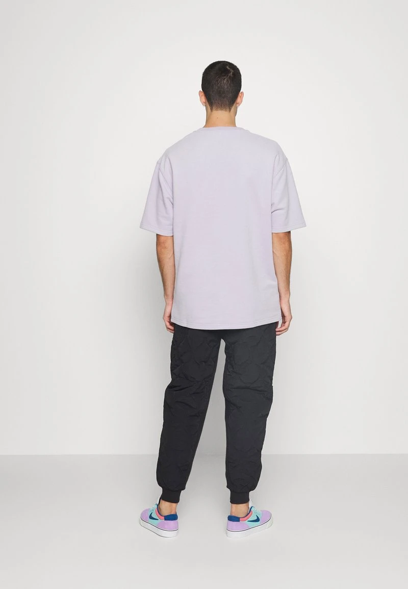 Karl Kani SMALL SIGNATURE QUILTED PANTS UNISEX - Stoffhose - Black 5 Karl Kani SMALL SIGNATURE QUILTED PANTS UNISEX - Stoffhose - Black – Bild 3