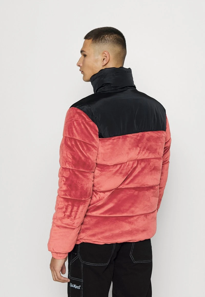 RETRO VELVET BLOCK PUFFER UNISEX - Winterjacke - dark red Karl Kani RETRO VELVET BLOCK PUFFER UNISEX - Winterjacke - Dark Red -Outlet KARL KANI Store 6d0db68ebba84a43aa9f500d0967b065