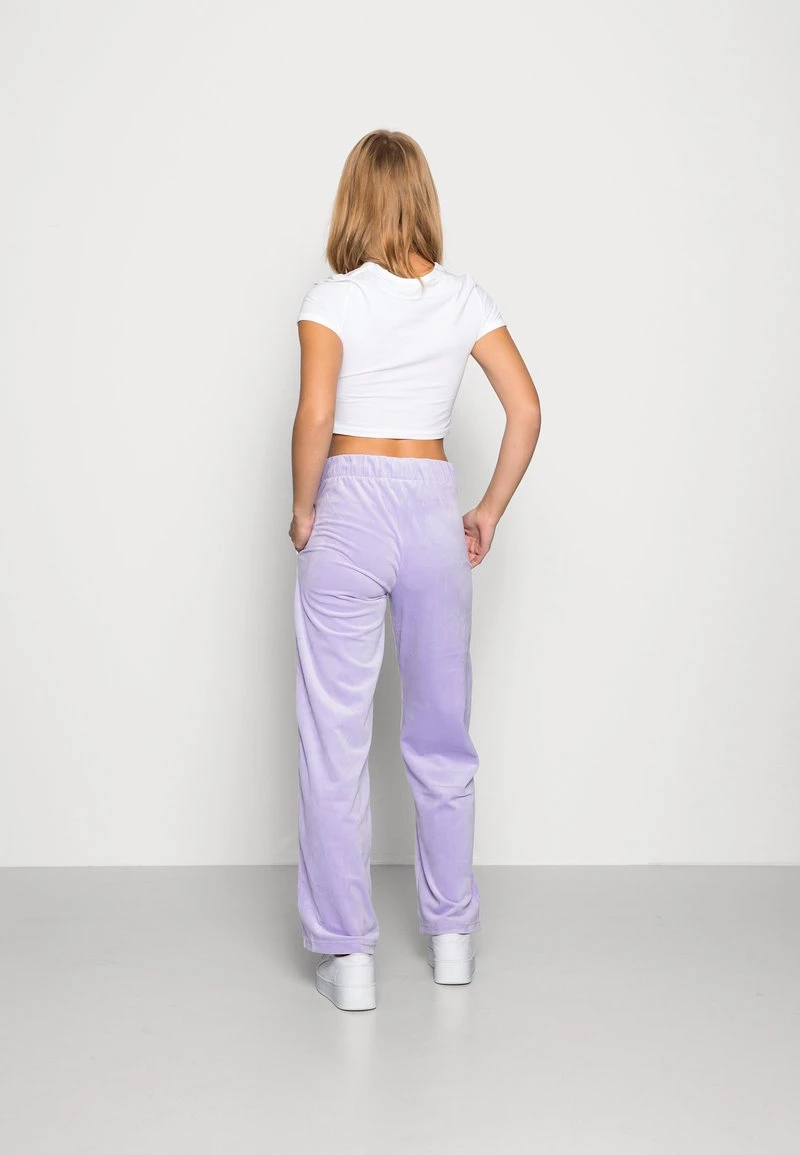 SMALL SIGNATURE PANTS - Jogginghose - lila Karl Kani SMALL SIGNATURE PANTS - Jogginghose - Lila, Damen -Outlet KARL KANI Store 6e5961cf7b154ad5bb1f0255e2374d0b