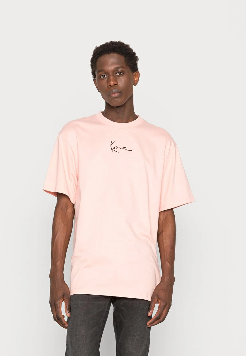 SIGNATURE TEE UNISEX - T-Shirt basic - light rose Karl Kani SIGNATURE TEE UNISEX - T-Shirt Basic - Light Rose -Outlet KARL KANI Store 6e84deaf37f74a3c868a6542710c098b