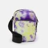 Karl Kani SIGNATURE TIE DYE MESSENGER - Umhängetasche - Lilac/yellow, Herren -Outlet KARL KANI Store 6f693edf916747608c1c0abeb84f3230