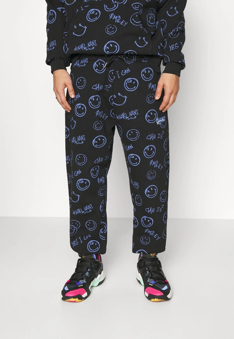 KARL KANI X SMILEY® SIGNATURE REGULAR FIT UNISEX - Jogginghose - Black 6 KARL KANI X SMILEY® SIGNATURE REGULAR FIT UNISEX - Jogginghose - Black – Bild 4