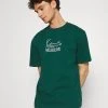 Karl Kani UNISEX SIGNATURE TEE - T-Shirt Print - Green 1 Karl Kani UNISEX SIGNATURE TEE - T-Shirt Print - Green -Outlet KARL KANI Store 74776ce34d394b8497fd6583e8780ec6