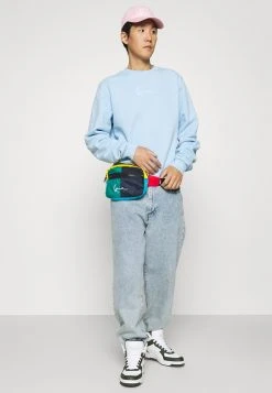 Karl Kani UNISEX SMALL SIGNATURE CREW - Sweatshirt - Light Blue 8 Karl Kani UNISEX SMALL SIGNATURE CREW - Sweatshirt - Light Blue -Outlet KARL KANI Store 7598fd42eba0472daa47d60d319b6c5d