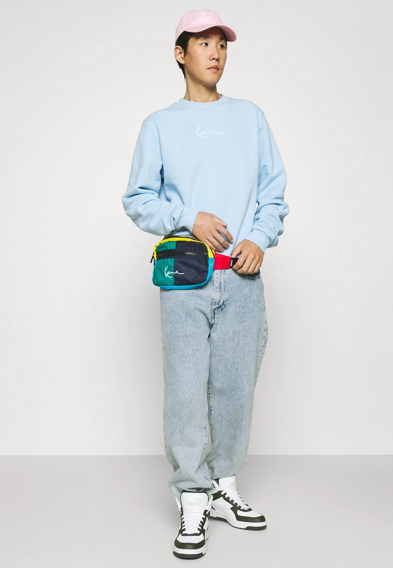 Karl Kani UNISEX SMALL SIGNATURE CREW - Sweatshirt - Light Blue 4 Karl Kani UNISEX SMALL SIGNATURE CREW - Sweatshirt - Light Blue – Bild 2