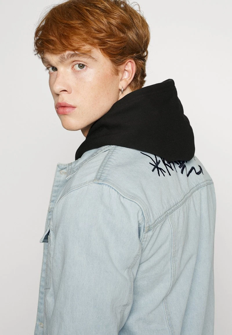 KARL KANI X SMILEY® RETRO SCRIBBLE JACKET UNISEX - Jeansjacke - Bleached Blue 6 KARL KANI X SMILEY® RETRO SCRIBBLE JACKET UNISEX - Jeansjacke - Bleached Blue – Bild 4