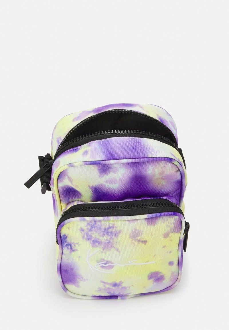 Karl Kani SIGNATURE TIE DYE MESSENGER - Umhängetasche - Lilac/yellow, Herren 5 Karl Kani SIGNATURE TIE DYE MESSENGER - Umhängetasche - Lilac/yellow, Herren – Bild 3