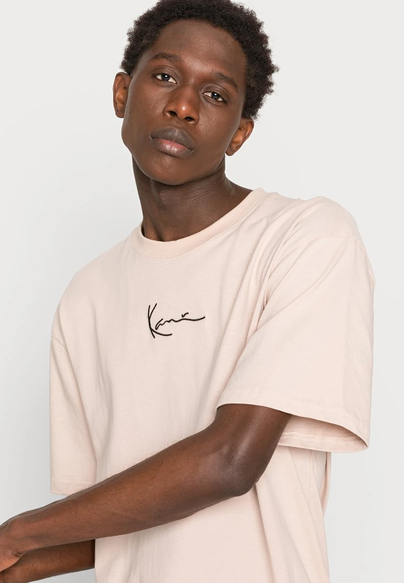 Karl Kani SIGNATURE TEE UNISEX - T-Shirt Basic - Taupe 7 Karl Kani SIGNATURE TEE UNISEX - T-Shirt Basic - Taupe – Bild 5