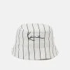 Karl Kani SIGNATURE PINSTRIPE BUCKET HAT UNISEX - Hut - White -Outlet KARL KANI Store 7906cccaef9b4665b3b403de2f6c22e3