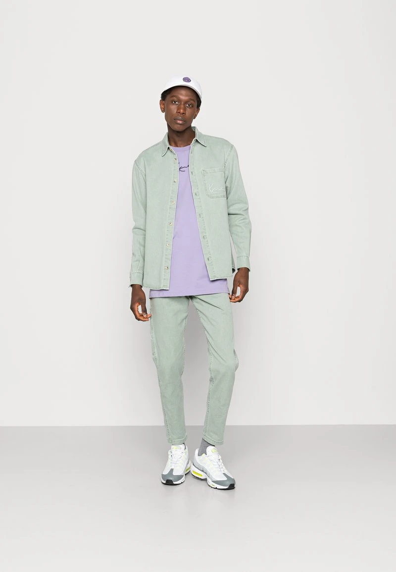 SIGNATURE TEE UNISEX - T-Shirt basic - lilac Karl Kani SIGNATURE TEE UNISEX - T-Shirt Basic - Lilac -Outlet KARL KANI Store 7947d4135407490f993157d801b63a06