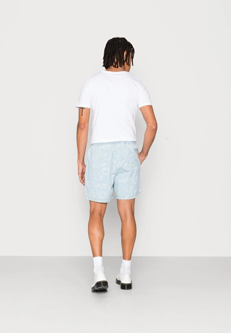 KARL KANI X SMILEY® SIGNATURE RESORT - Shorts - Bleached Blue, Herren 5 KARL KANI X SMILEY® SIGNATURE RESORT - Shorts - Bleached Blue, Herren – Bild 3