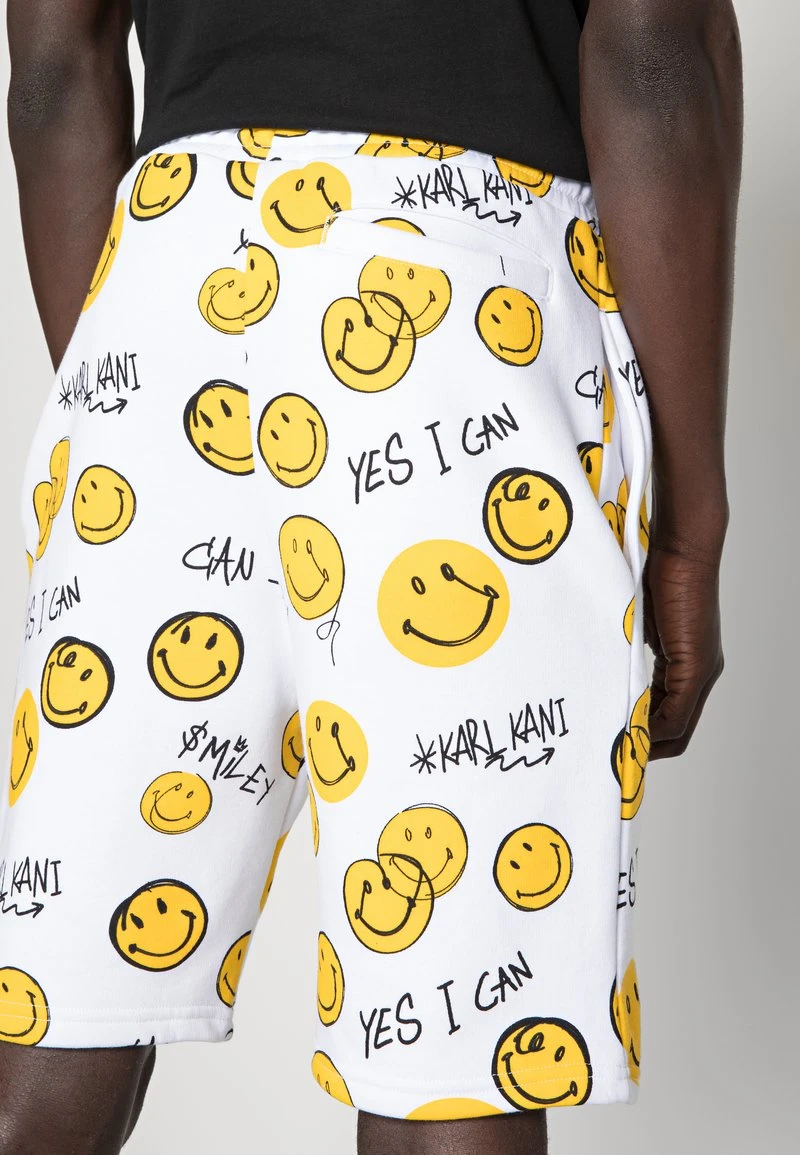 KARL KANI X SMILEY® SMALL SIGNATURE UNISEX - Shorts - White 7 KARL KANI X SMILEY® SMALL SIGNATURE UNISEX - Shorts - White – Bild 5