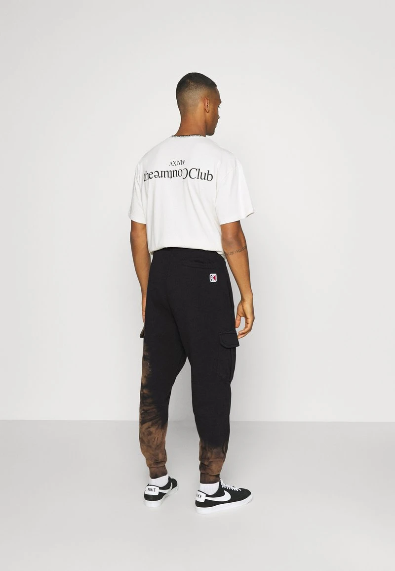 SMALL SIGNATURE BLEACHED UNISEX - Jogginghose - black Karl Kani SMALL SIGNATURE BLEACHED UNISEX - Jogginghose - Black -Outlet KARL KANI Store 7d207ac4a1b44269b923b51bd600541d