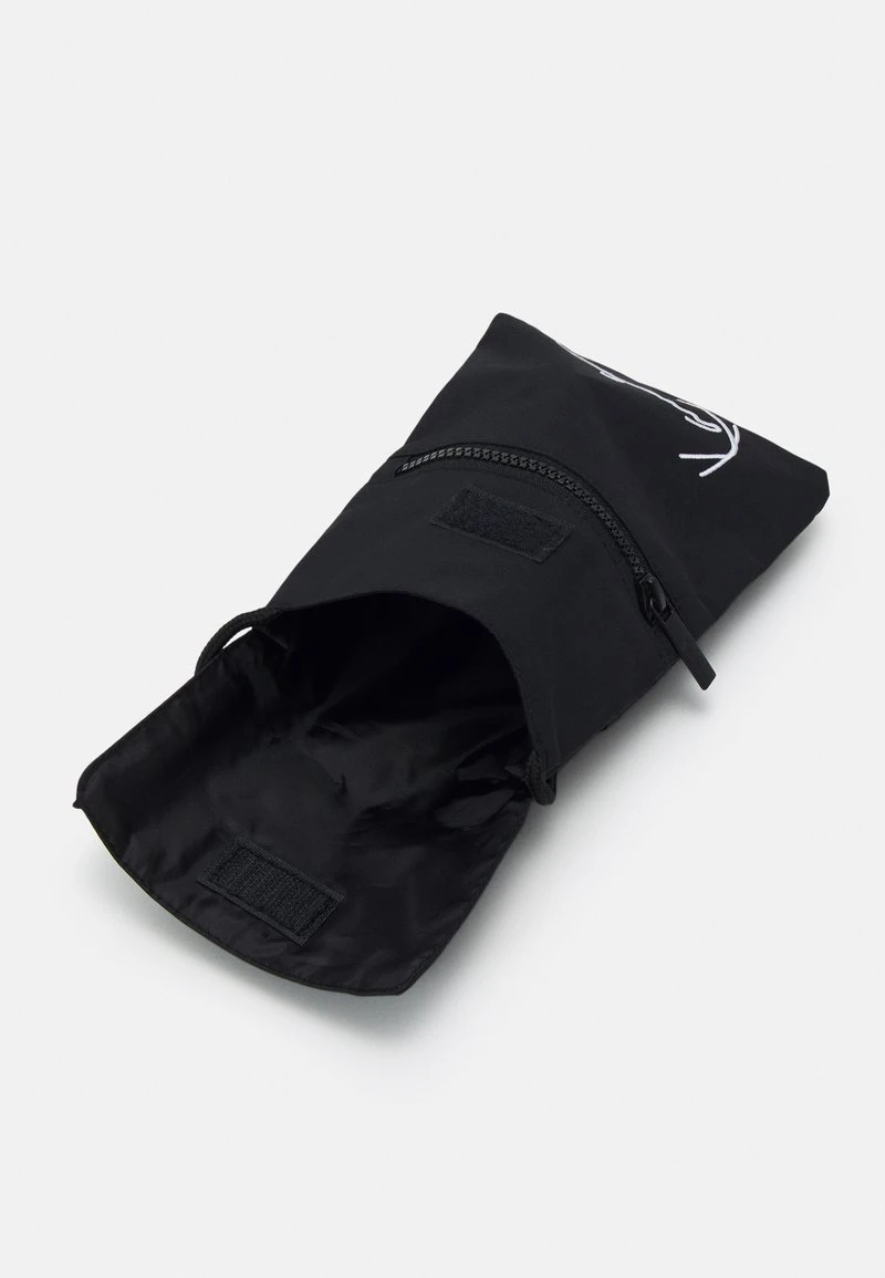 SIGNATURE POUCH BAG UNISEX - Umhängetasche - black Karl Kani SIGNATURE POUCH BAG UNISEX - Umhängetasche - Black -Outlet KARL KANI Store 7ece628bbad744e399038972a09a7419