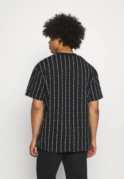 Karl Kani SIGNATURE LOGO PINSTRIPE TEE - T-Shirt Print - Black, Herren 11 Karl Kani SIGNATURE LOGO PINSTRIPE TEE - T-Shirt Print - Black, Herren -Outlet KARL KANI Store 7f1aa5a65b654a2485035b88b18adc13