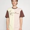 Karl Kani UNISEX SIGNATURE BLOCK TEE - T-Shirt Print - Light Yellow 1 Karl Kani UNISEX SIGNATURE BLOCK TEE - T-Shirt Print - Light Yellow -Outlet KARL KANI Store 7f5f114744d641f4a3fe90b637d0530b