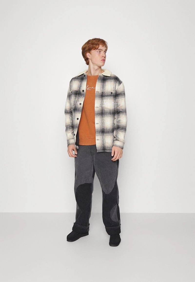 CHEST SIGNATURE JACKET UNISEX - Übergangsjacke - beige Karl Kani CHEST SIGNATURE JACKET UNISEX - Übergangsjacke - Beige -Outlet KARL KANI Store 7f707754ad7248a5bac9436a03cac5e3