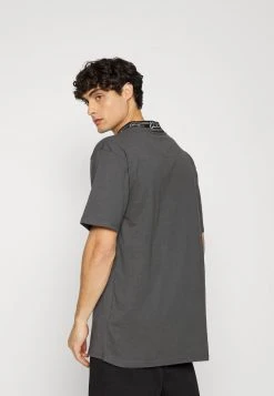 Karl Kani SMALL SIGNATURE TAPE TEE UNISEX - T-Shirt Print - Black 4 Karl Kani SMALL SIGNATURE TAPE TEE UNISEX - T-Shirt Print - Black -Outlet KARL KANI Store 7fb749ffb90b4356a0f3f74a5cd5cdcb