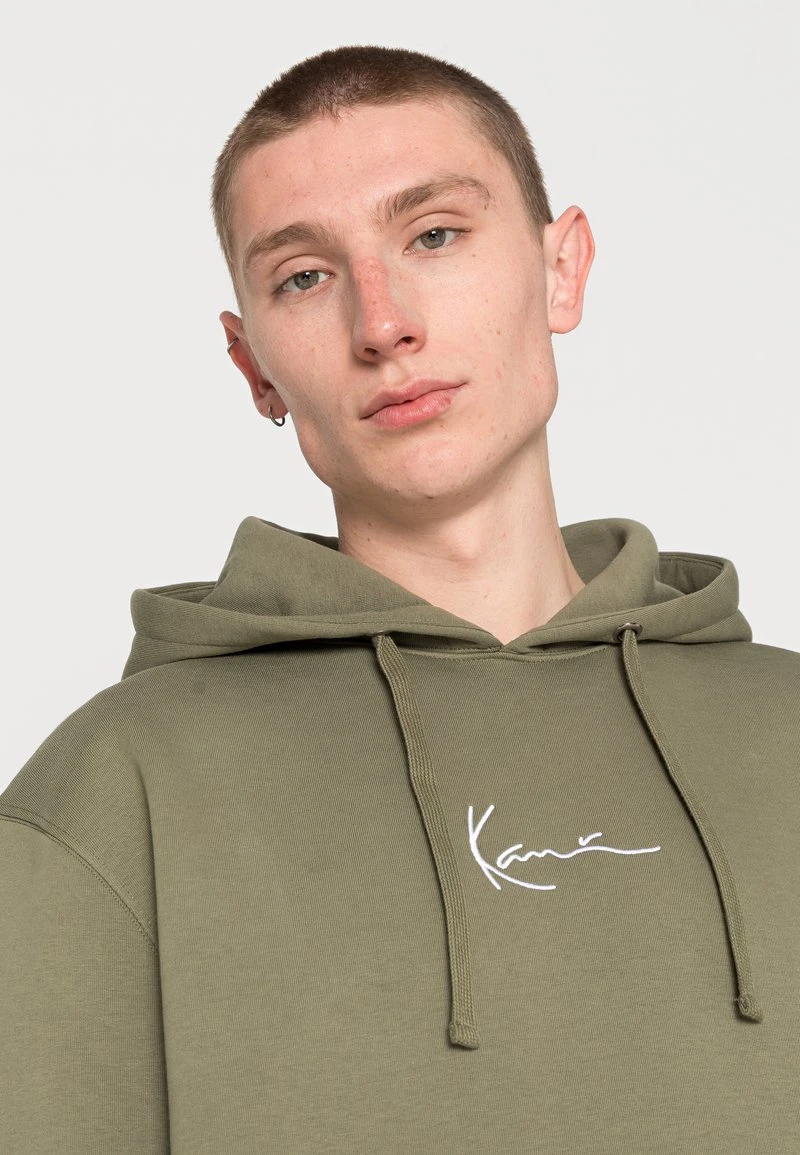 SMALL SIGNATURE ESSENTIAL HOODIE UNISEX - Sweatshirt - military green Karl Kani SMALL SIGNATURE ESSENTIAL HOODIE UNISEX - Sweatshirt - Military Green -Outlet KARL KANI Store 80a349c7e52146758684dd553a6aabf4