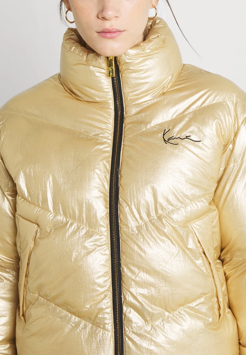 CHEST SIGNATURE PUFFER JACKET - Winterjacke - gold Karl Kani CHEST SIGNATURE PUFFER JACKET - Winterjacke - Gold, Damen -Outlet KARL KANI Store 824d6ab4adf3476d85444d683f6357b2