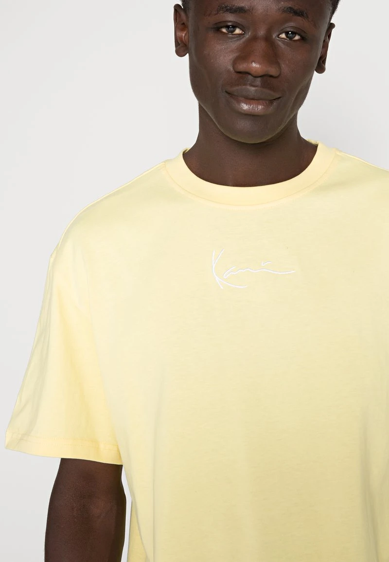 SMALL SIGNATURE ESSENTIAL TEE UNISEX - T-Shirt basic - light yellow Karl Kani SMALL SIGNATURE ESSENTIAL TEE UNISEX - T-Shirt Basic - Light Yellow -Outlet KARL KANI Store 838d08a0b0d74a3fb124ffe103d43baa