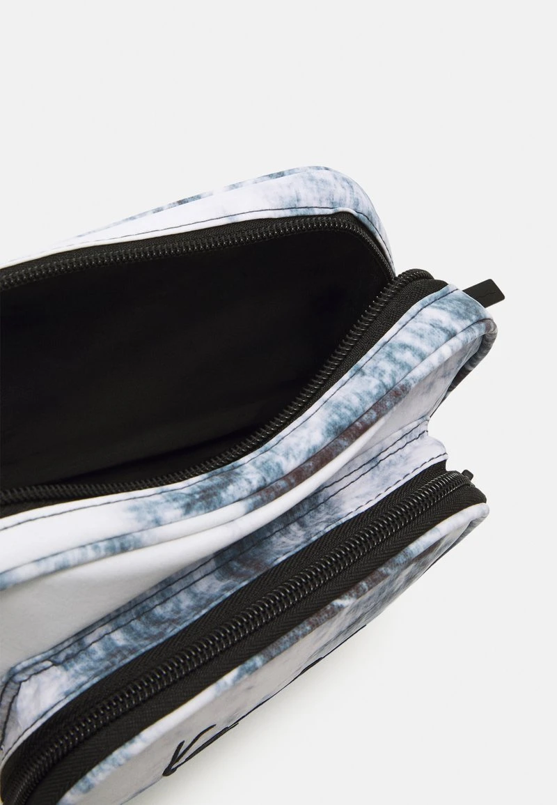 SIGNATURE TAPE SMALL BAG UNISEX - Umhängetasche - black Karl Kani SIGNATURE TAPE SMALL BAG UNISEX - Umhängetasche - Black -Outlet KARL KANI Store 83d0f6bef4bf40fcb5e5a1189a45940c