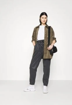 Karl Kani RETRO REFLECTIVE TRACKPANTS - Jogginghose - Black, Damen 10 Karl Kani RETRO REFLECTIVE TRACKPANTS - Jogginghose - Black, Damen -Outlet KARL KANI Store 84869320b63b48049b6b472285059c78