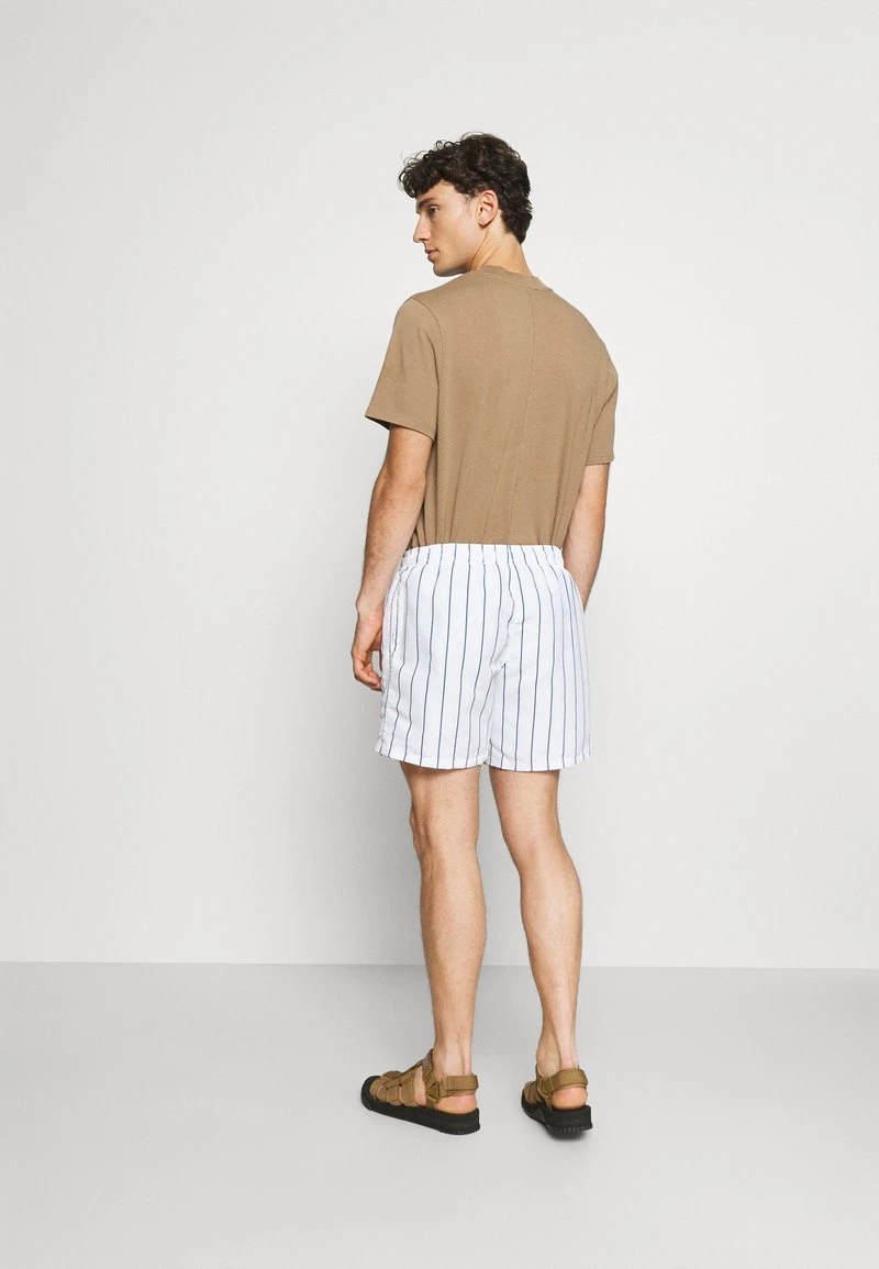 ORIGINALS PINSTRIPE - Shorts - white Karl Kani ORIGINALS PINSTRIPE - Shorts - White, Herren -Outlet KARL KANI Store 859efcf731c143e8acc94bfb7d5128c5