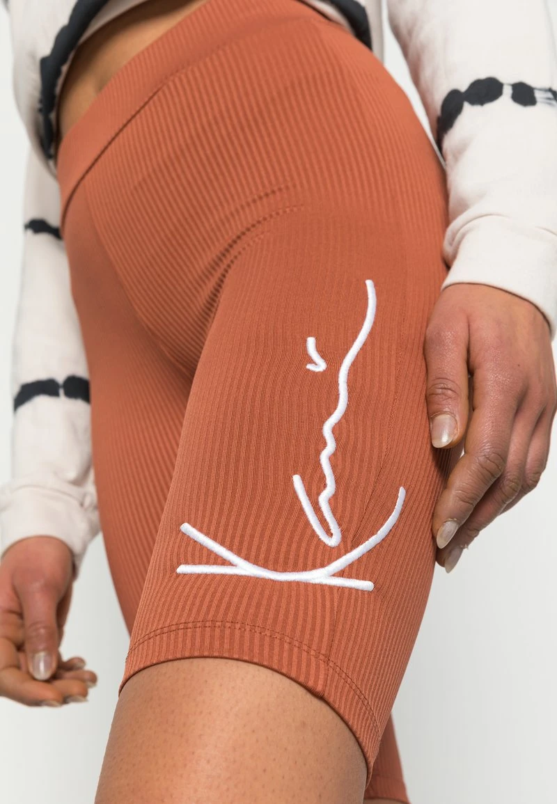 SIGNATURE CYCLING RUST - Shorts - rust Karl Kani SIGNATURE CYCLING RUST - Shorts - Rust, Damen -Outlet KARL KANI Store 862b6a227dcb4e5ea1383169e92d4e3a