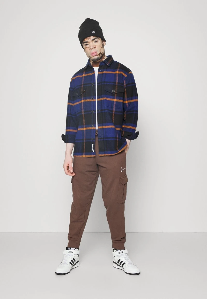 SMALL SIGNATURE UNISEX - Cargohose - brown Karl Kani SMALL SIGNATURE UNISEX - Cargohose - Brown -Outlet KARL KANI Store 88ad984e7bcf470eb1fb78ea551eb1b8