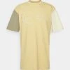 Karl Kani SIGNATURE BLOCK TEE UNISEX - T-Shirt Print - Light Sand 2 Karl Kani SIGNATURE BLOCK TEE UNISEX - T-Shirt Print - Light Sand -Outlet KARL KANI Store 8a9c268ecca44484b01646cde094e832