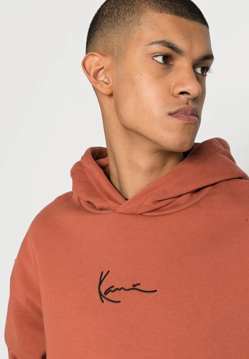 Karl Kani SMALL SIGNATURE HOODIE RUST UNISEX - Kapuzenpullover - Rust 7 Karl Kani SMALL SIGNATURE HOODIE RUST UNISEX - Kapuzenpullover - Rust – Bild 5