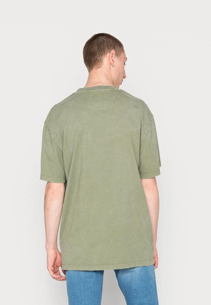 SIGNATURE TEE UNISEX - T-Shirt print - military green Karl Kani SIGNATURE TEE UNISEX - T-Shirt Print - Military Green -Outlet KARL KANI Store 8f869d66eff14b2481e82be5cbd270a8