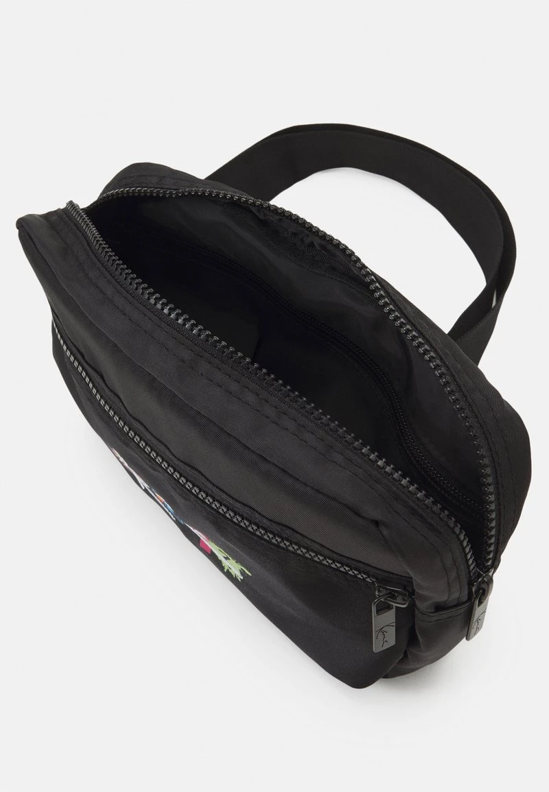 SIGNATURE SCRIBBLE HIP BAG UNISEX - Gürteltasche - black Karl Kani SIGNATURE SCRIBBLE HIP BAG UNISEX - Gürteltasche - Black -Outlet KARL KANI Store 908aa1a45a724b6195ec6cb5a587b94b