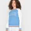 Karl Kani SERIF BLOCK COLLEGE CREW - Sweatshirt - Blue, Damen 2 Karl Kani SERIF BLOCK COLLEGE CREW - Sweatshirt - Blue, Damen -Outlet KARL KANI Store 9423b72f5efa40f48df4e85b4cf89289