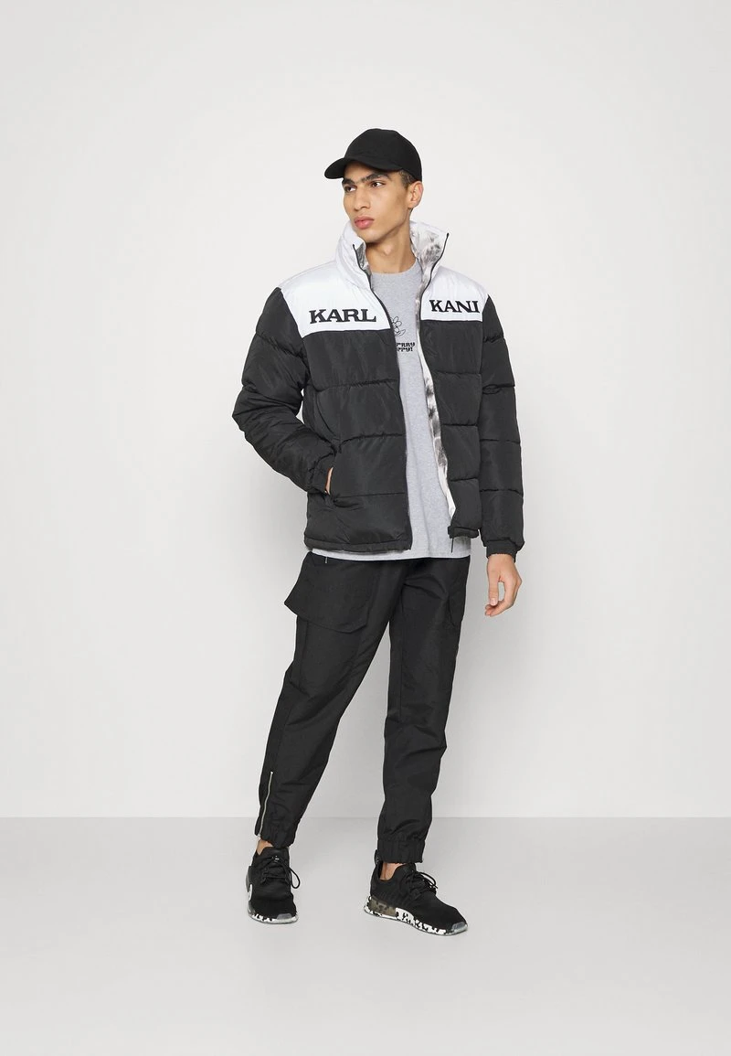 Karl Kani RETRO REVERSIBLE BLOCK PUFFER JACKET UNISEX - Übergangsjacke - Black 4 Karl Kani RETRO REVERSIBLE BLOCK PUFFER JACKET UNISEX - Übergangsjacke - Black – Bild 2
