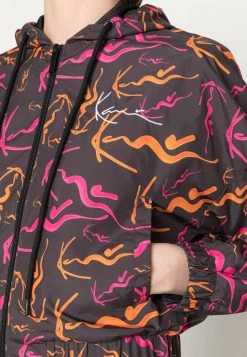 Karl Kani SIGNATURE HOODED TRACKJACKET - Leichte Jacke - Taupe, Damen 6 Karl Kani SIGNATURE HOODED TRACKJACKET - Leichte Jacke - Taupe, Damen -Outlet KARL KANI Store 96f13070bef94eba89daade5f18d1462