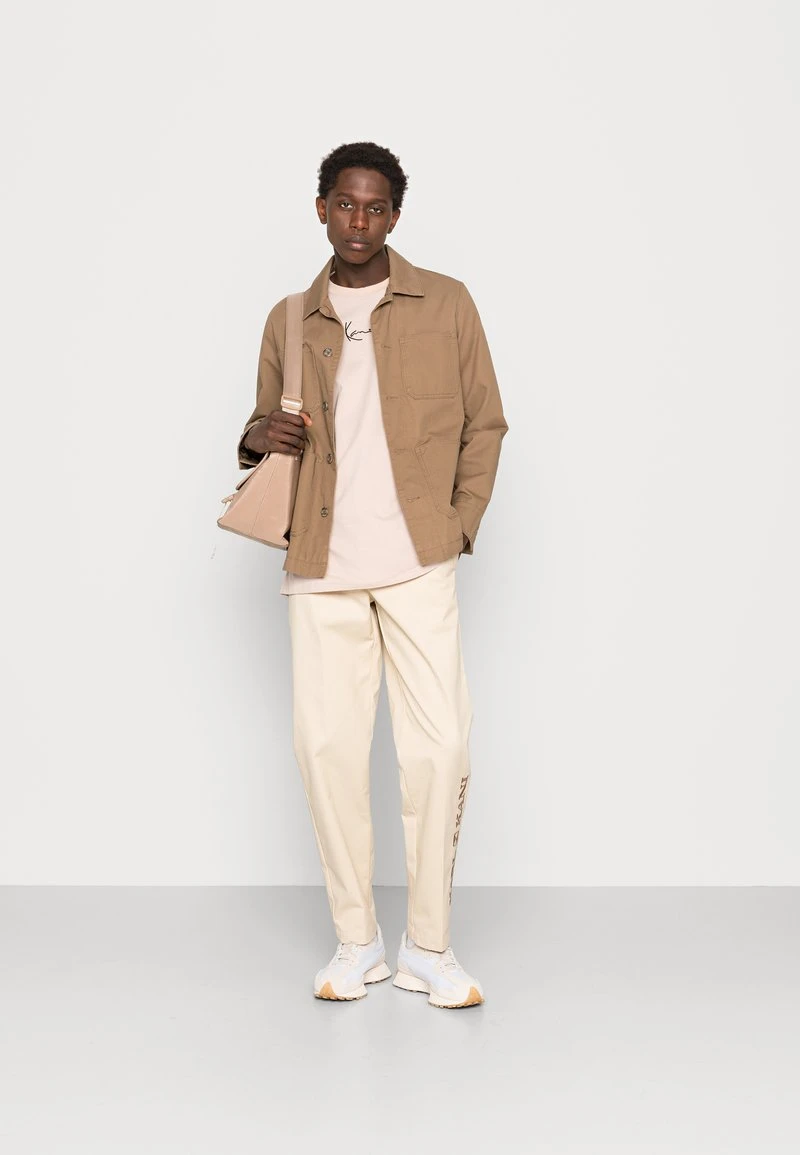 Karl Kani SIGNATURE TEE UNISEX - T-Shirt Basic - Taupe 4 Karl Kani SIGNATURE TEE UNISEX - T-Shirt Basic - Taupe – Bild 2