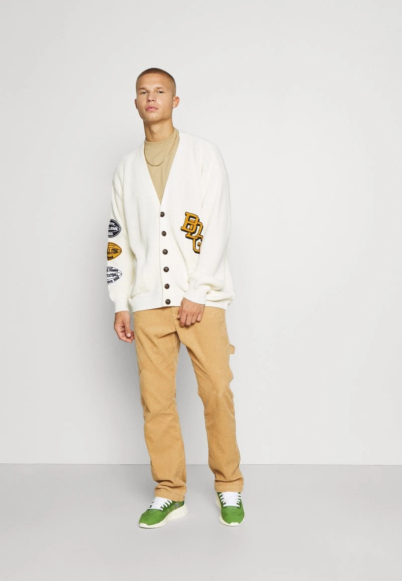 RETRO PANTS UNISEX - Stoffhose - sand Karl Kani RETRO PANTS UNISEX - Stoffhose - Sand -Outlet KARL KANI Store 97668744d9c743e7853699ba7ac12275