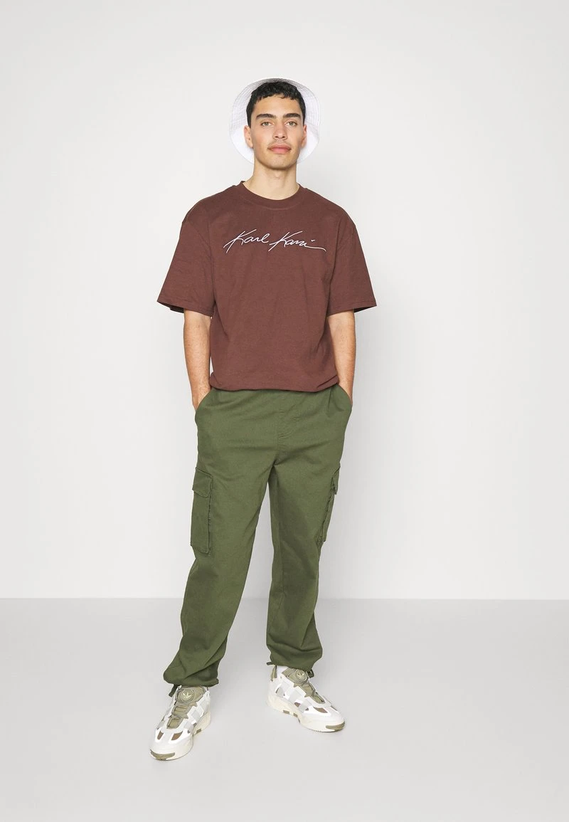 Karl Kani AUTOGRAPH TEE UNISEX - T-Shirt Basic - Brown 4 Karl Kani AUTOGRAPH TEE UNISEX - T-Shirt Basic - Brown – Bild 2
