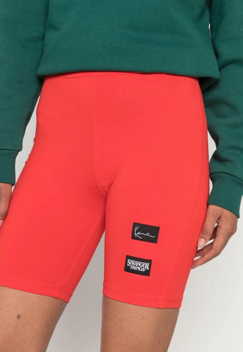 WOVEN SIGNATURE CYCLING - Shorts - red Karl Kani WOVEN SIGNATURE CYCLING - Shorts - Red, Damen -Outlet KARL KANI Store 985ffa1e7c9042668882385fd3e5e8ad