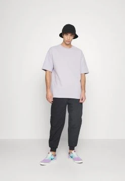 Karl Kani SMALL SIGNATURE QUILTED PANTS UNISEX - Stoffhose - Black 9 Karl Kani SMALL SIGNATURE QUILTED PANTS UNISEX - Stoffhose - Black -Outlet KARL KANI Store 98a361e3df594ca9adabbfcbe3623d6c